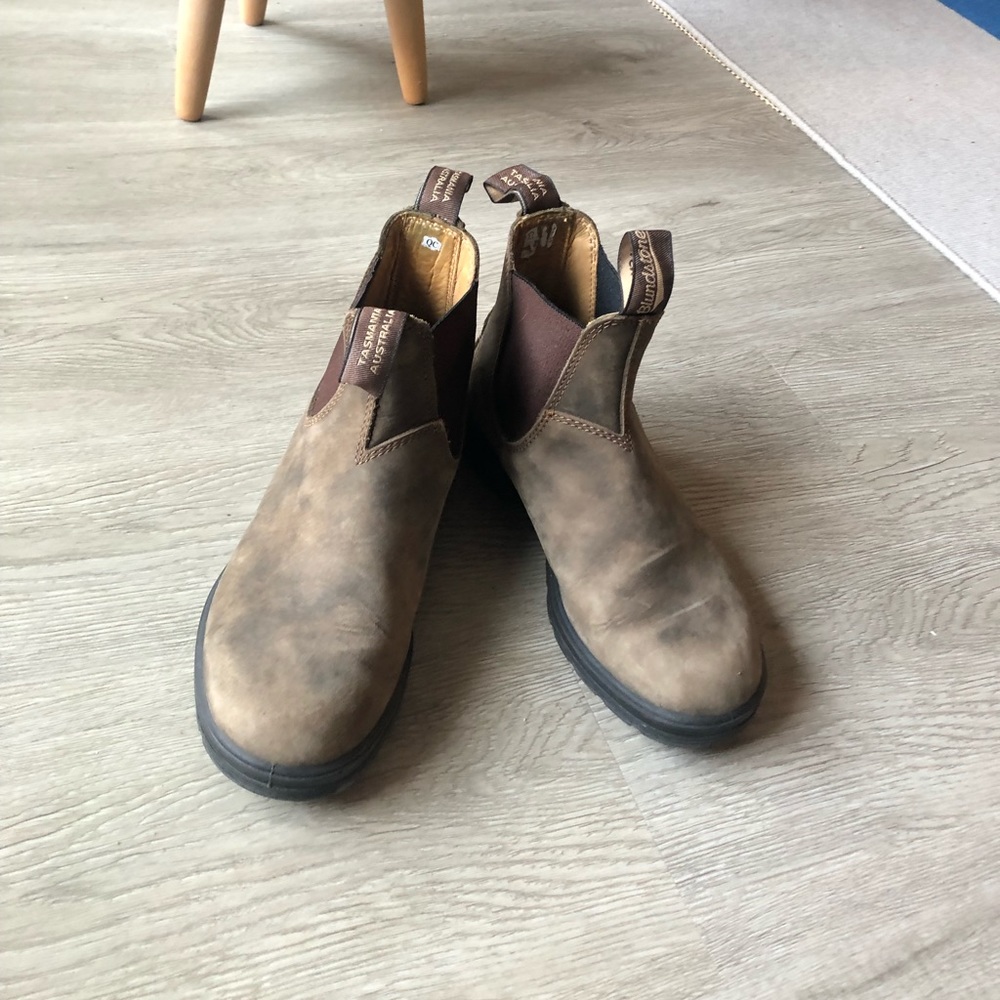 Barely worn blundstone boots in 7.5 W